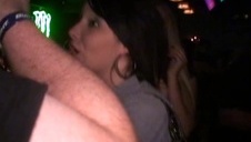 wylizał biust czarnowłosej łani