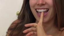 zabawa z dwiema brunetkami na kanapie