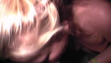 zwiąna laska jest pieszczona po cipce białym wibratorem