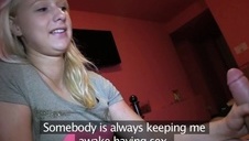 rozłożył się na kanapie i każe swojej dupci ciągnąć pałę