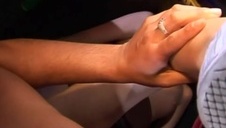 dziewczyna z krągłą dupką ssie penisa pod gołym niebem