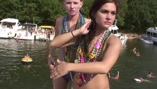 naomi klęczy na wykładzinie i ciągnie penisa