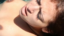 silikonowa brunetka lubi porno w trójkącie