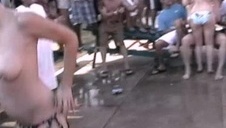 cycata blond łania ciągnie pałę przy basenie