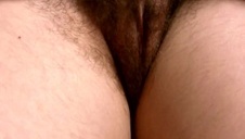 elegancka laska z niewygoloną piczą jest rżnięta w dupę