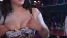 cycata azjatka ma zarośniętą cipkę i jest grupowo ruchana