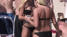 mamusia obciąga kuśkę w pozycji 69