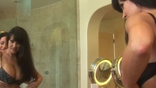 słodka japonka wypina przed nim dupsko