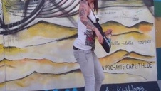 młoda laska rozbiera się