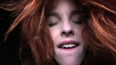 silikonowa babka w różu ze spływającą po brodzie spermą