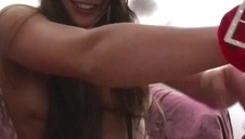 seks na łące ze zgrabną brunetką