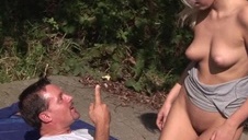 spragniona seksu nastolatka zerżnięta przez starego kutasa