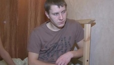 ujeżdża go na srebrnej kanapie