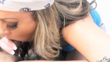 potrząsa swoją zgrabną dupcią na parkiecie