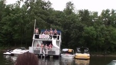 babka w czerwieni wypina swe dupsko