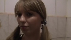 blondyny klęczą przed czekoladowymi pałami podczas orgii