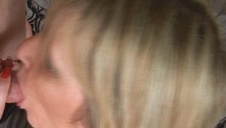 laska z niewielkim biustem klęczy i ciągnie siura