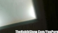 siusiająca nastolatka w różowej podkoszulce