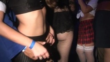 trzęsie dupeczką na schodach