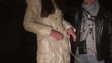 pokazała mu sztuczkę z bananem między cycami