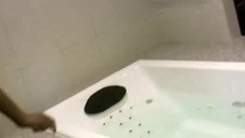 brzydka brunetka ze zgranym ciałkiem