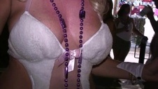 rozbiera się na scenie