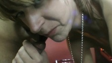 rucha ją na stole w kuchni