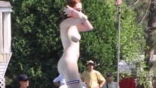 wsadza w nią od tylca swojego dużego badylca